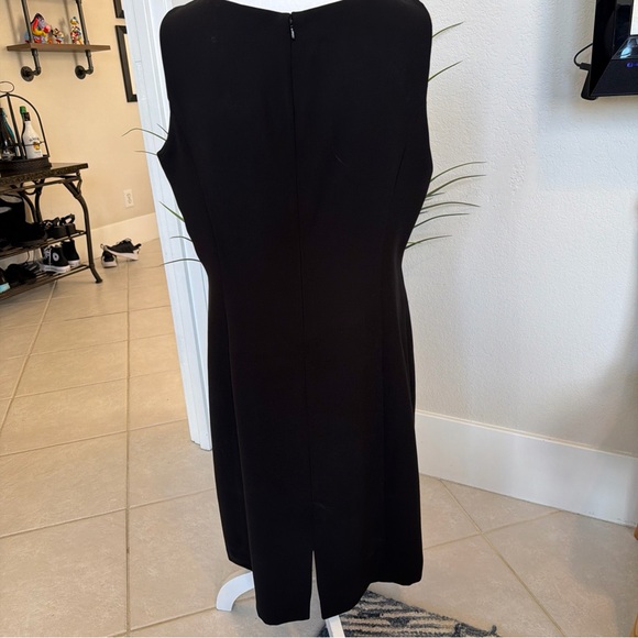 Elegant Black Sleeveless Dress by Tahari - Picture 3 of 11